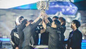 “蚌埠住了！”北美邪教TSM老板Reginald现场观战表情包爆火。